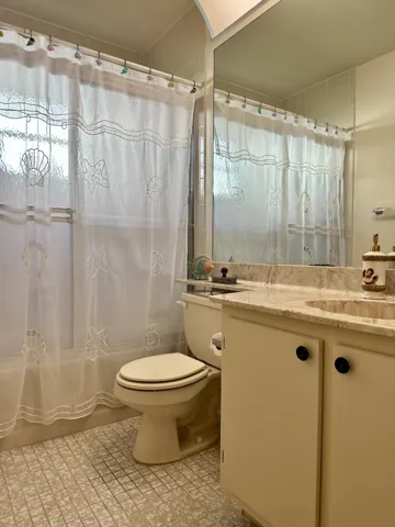 Guest Bathroom with tub/enclosure
