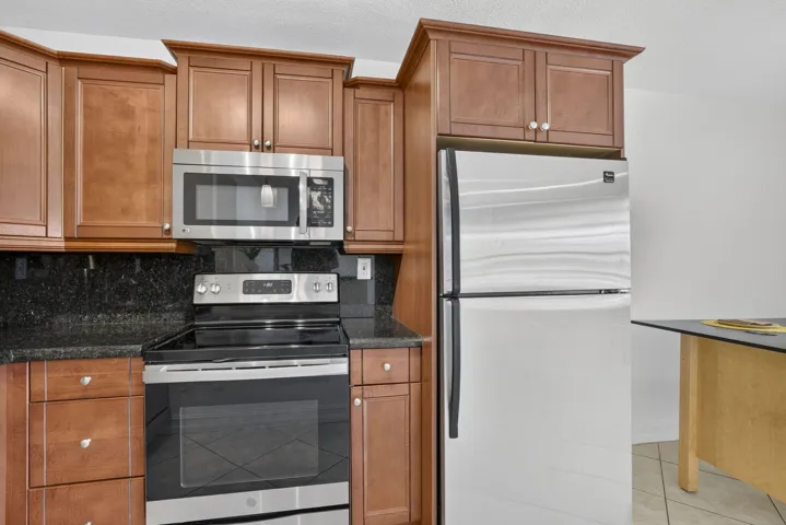 Brand new Fridge, ice maker, grantie counter tops