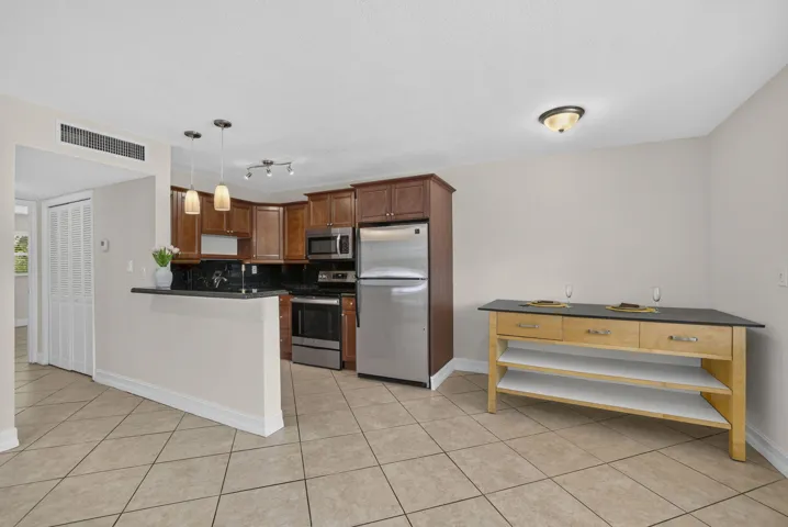 Dining area, with remoable butche-dining table in place