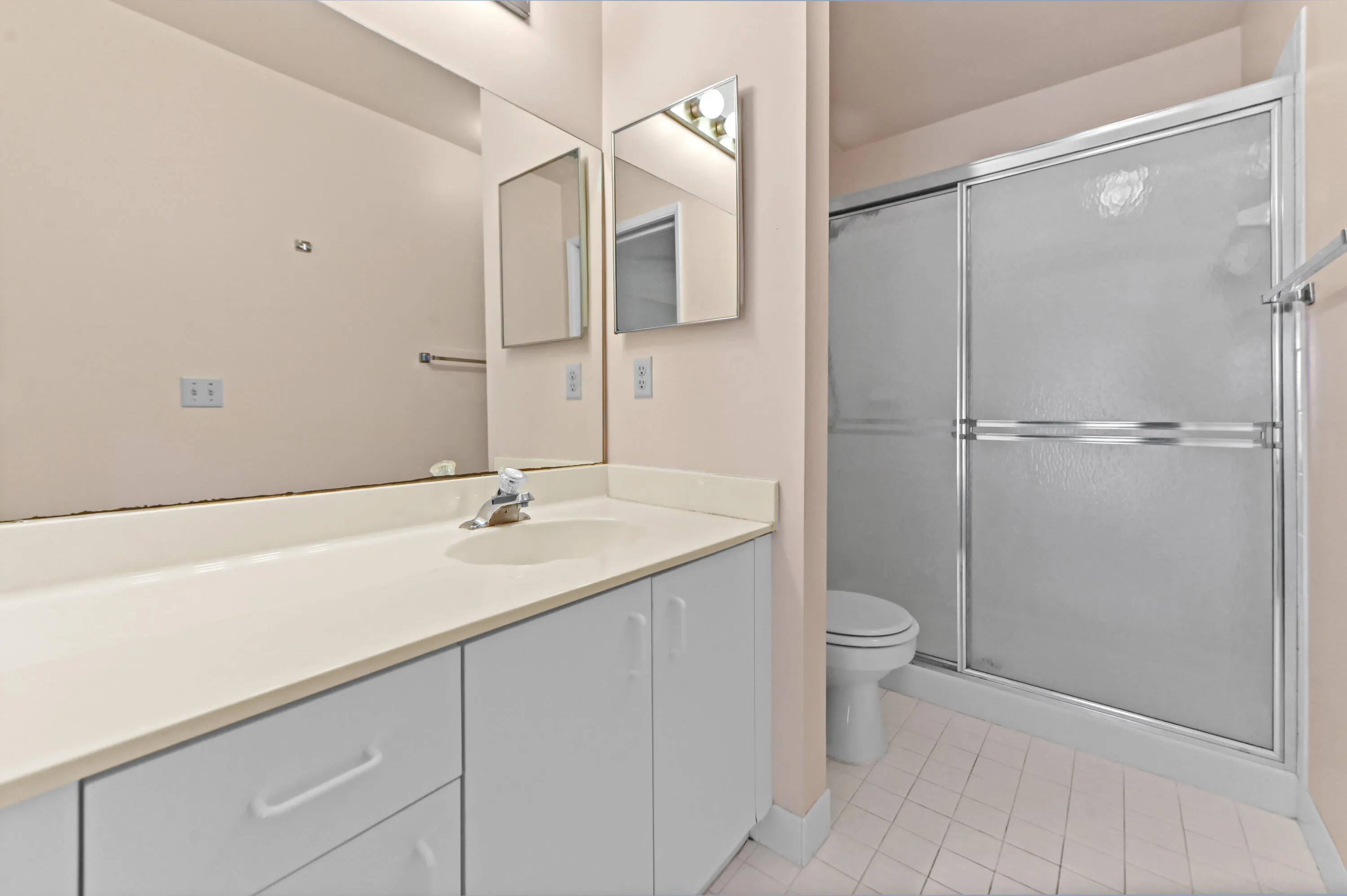 23 Bathroom 01