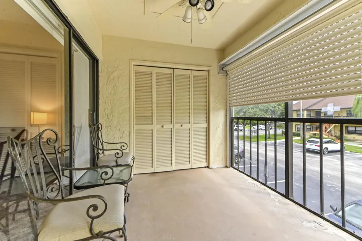 18 Balcony 01