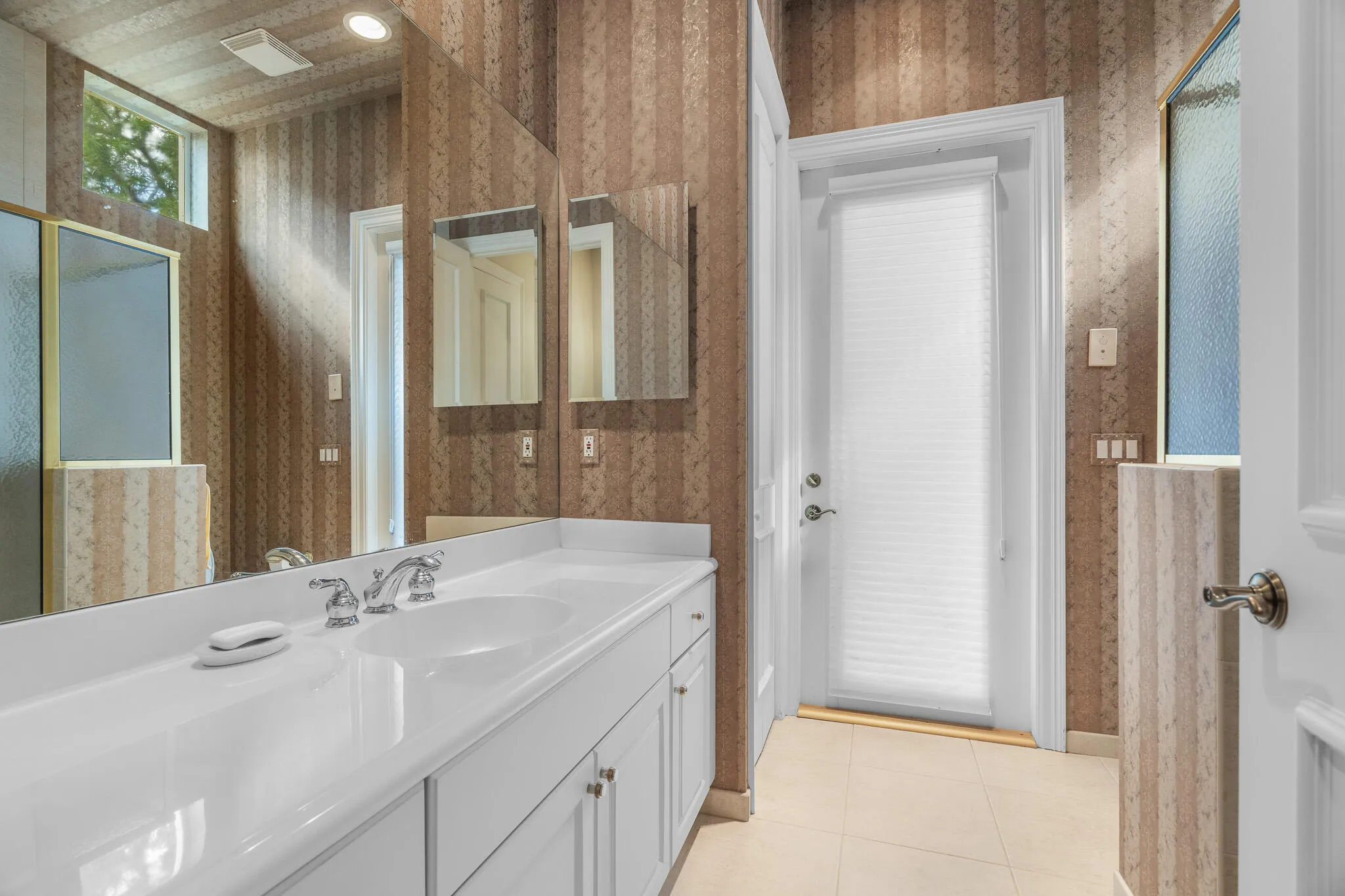 bedroom 4 Ensuite bathoom/cabana bath