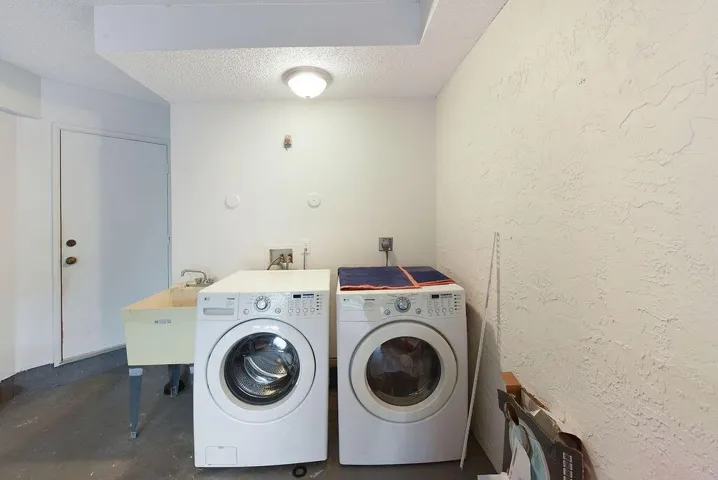 Garage with Washer/Dryer