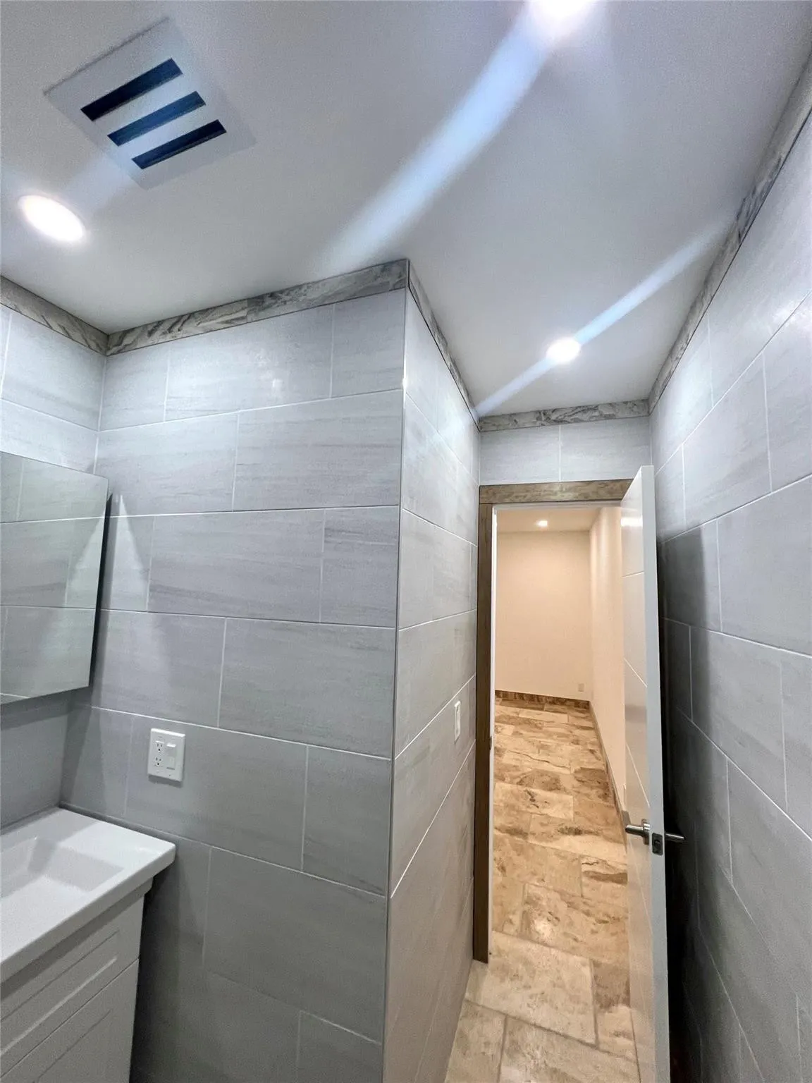 PRIMARY BEDROOM BATHROOM