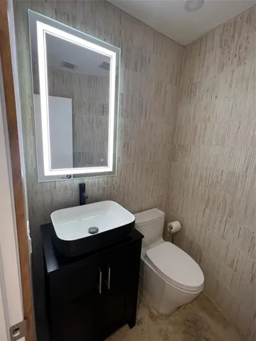 HALF GUEST BATH