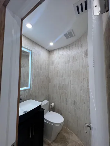 HALF GUEST BATH