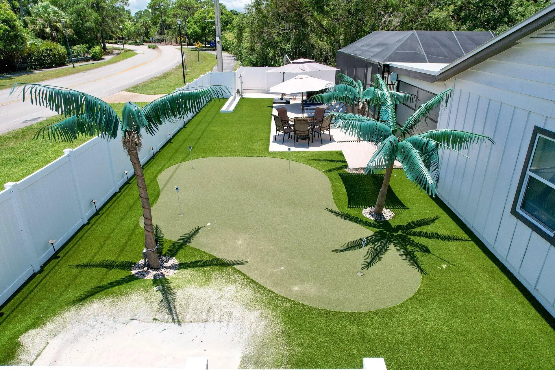 Outdoor Patio:Putting Green