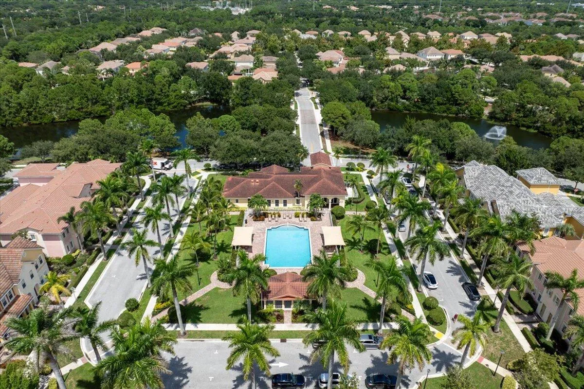 CLUB HOUSE