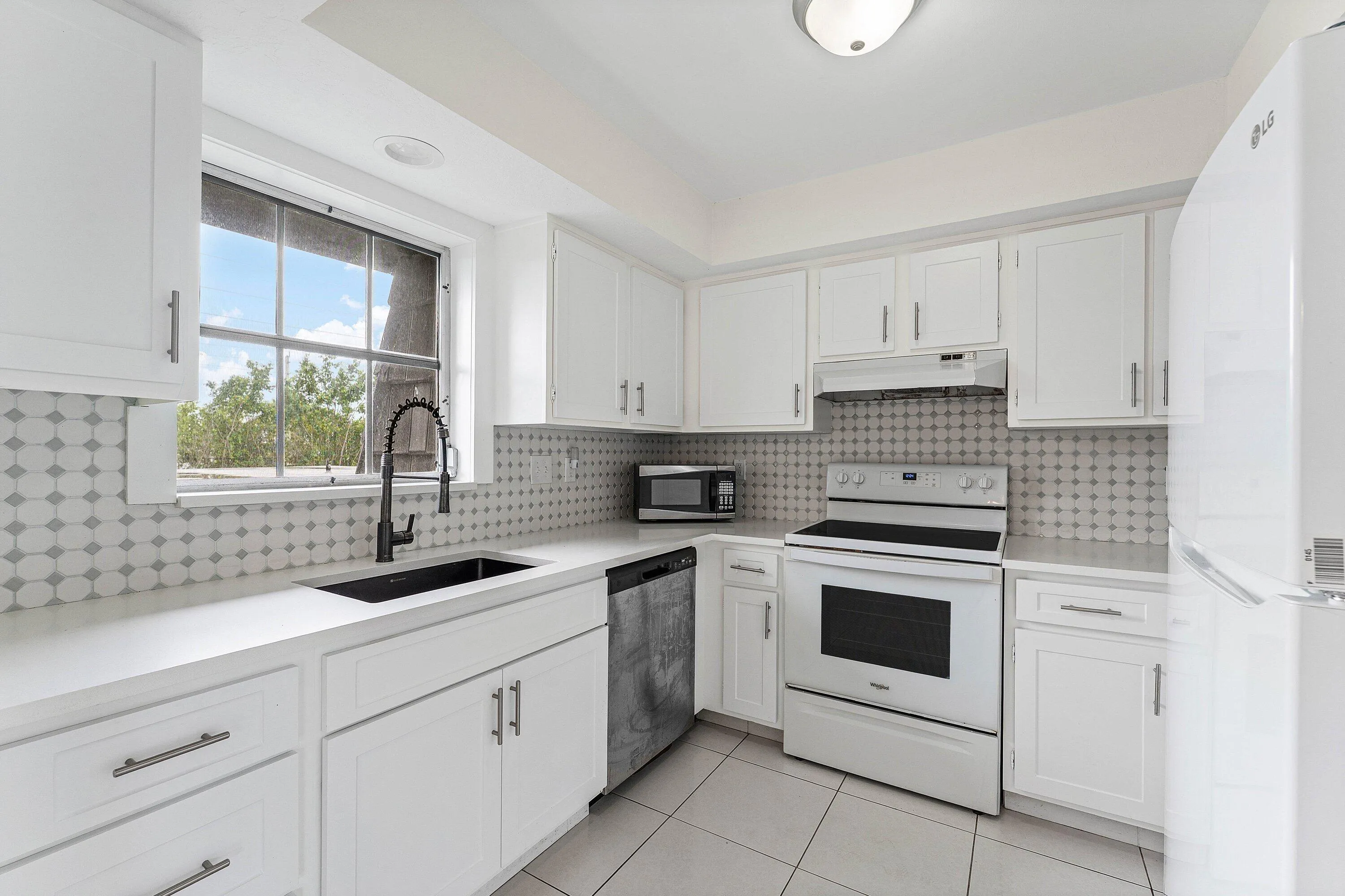 005-408PineTreeCourt-12-Atlantis-FL-3346