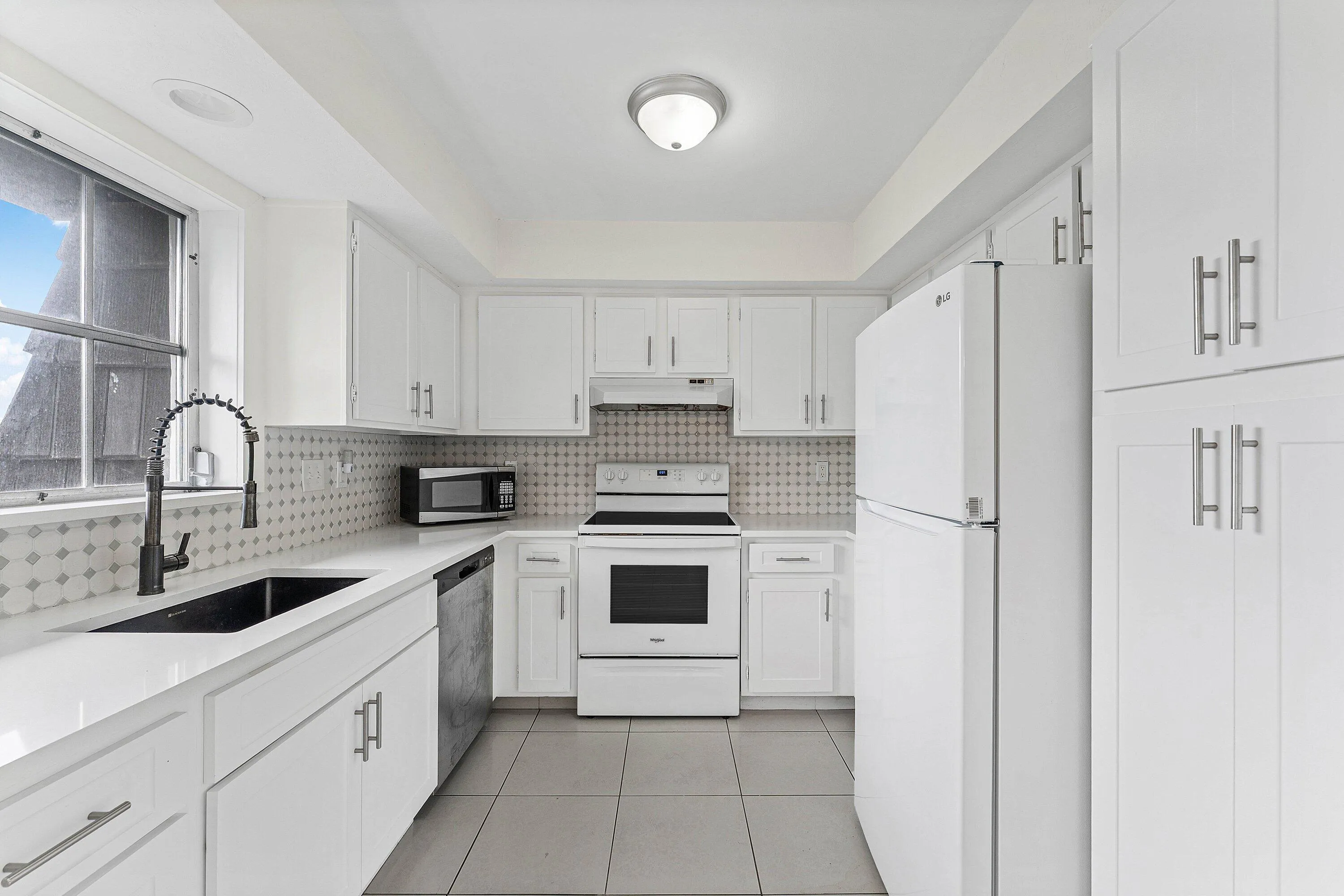 006-408PineTreeCourt-12-Atlantis-FL-3346