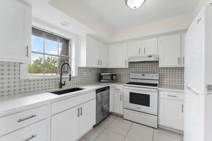 005-408PineTreeCourt-12-Atlantis-FL-3346