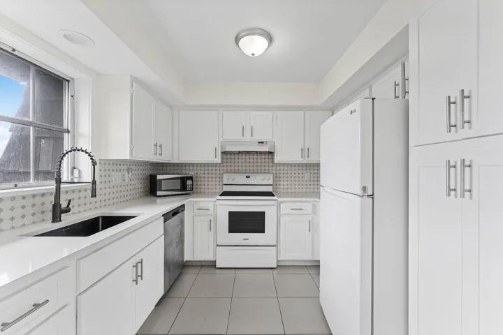 006-408PineTreeCourt-12-Atlantis-FL-3346