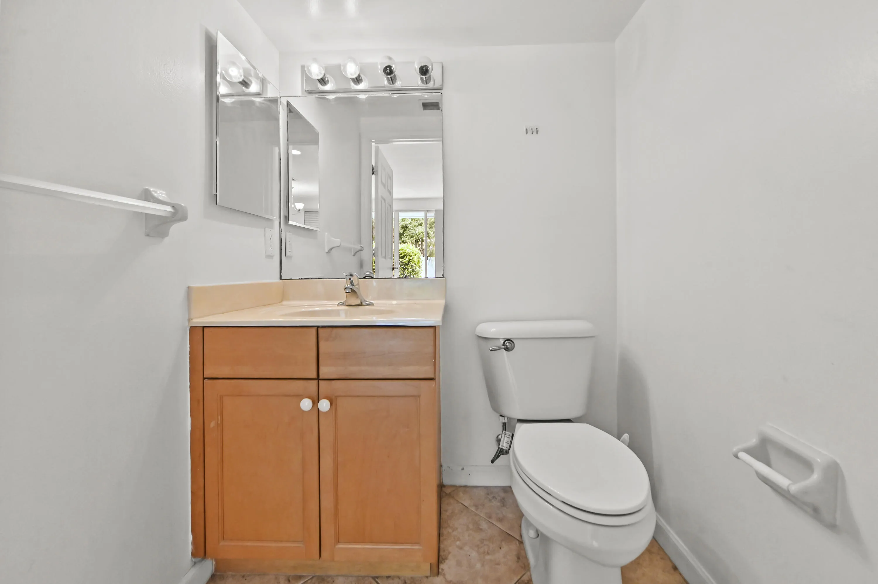 16 Bathroom 01
