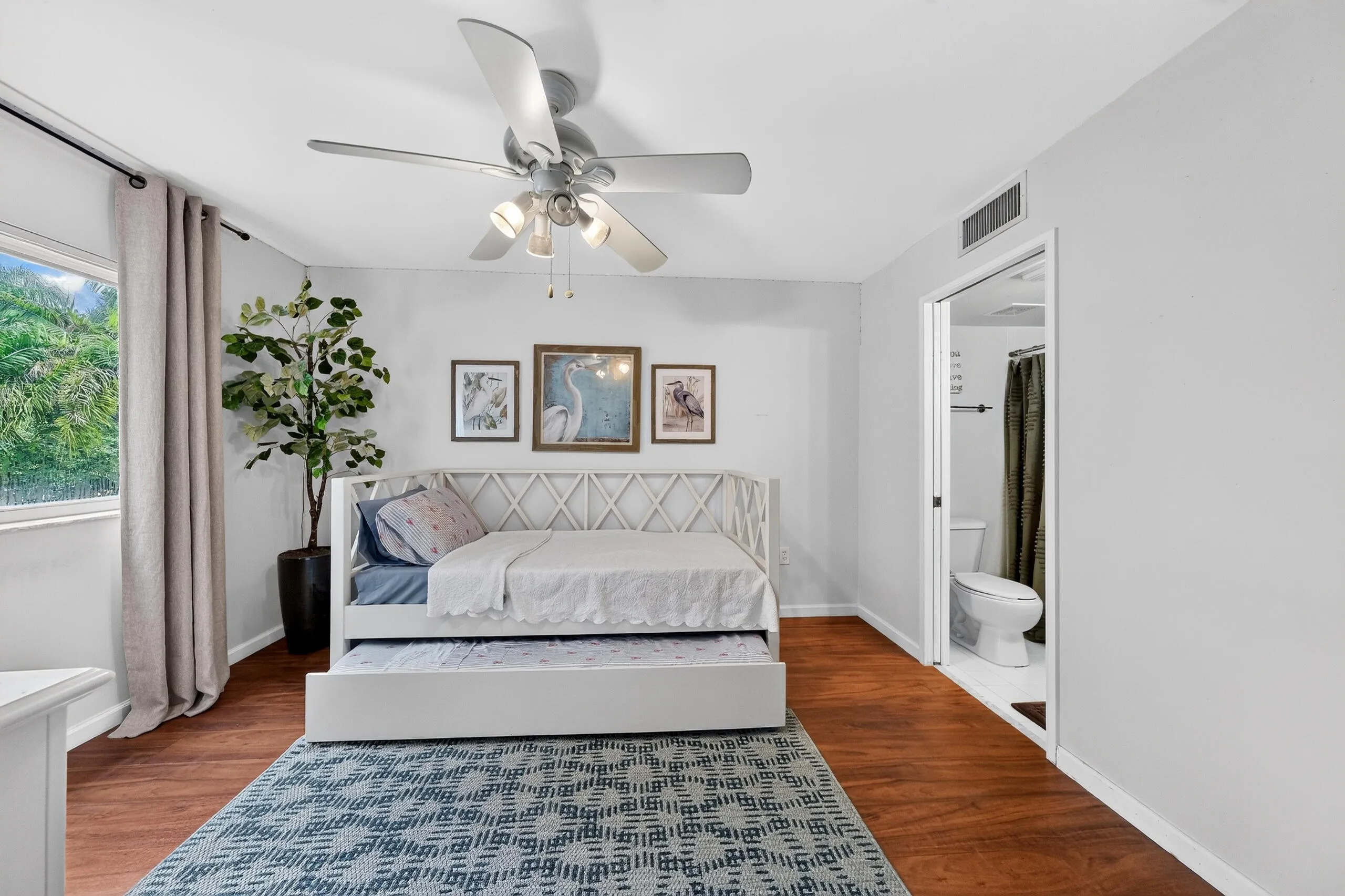 Secondary bedroom.