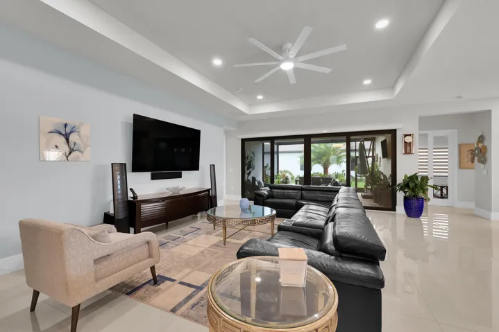 Tray ceiling with recessed lighting