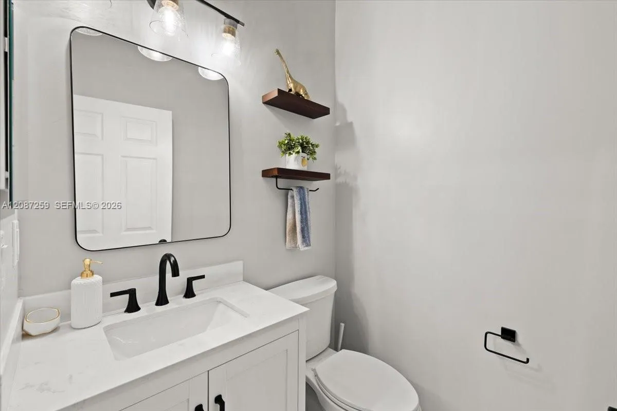 Half bathroon, main floor
