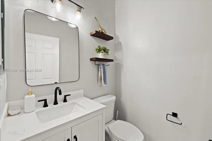 Half bathroon, main floor