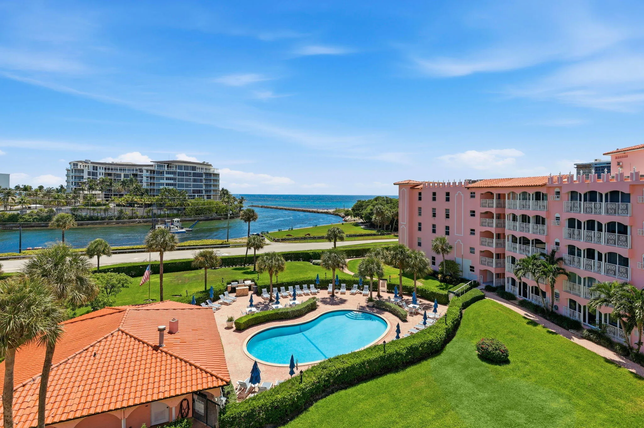 Pool & Clubhouse