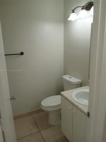 Guest 1/2 bath just off the Foyer