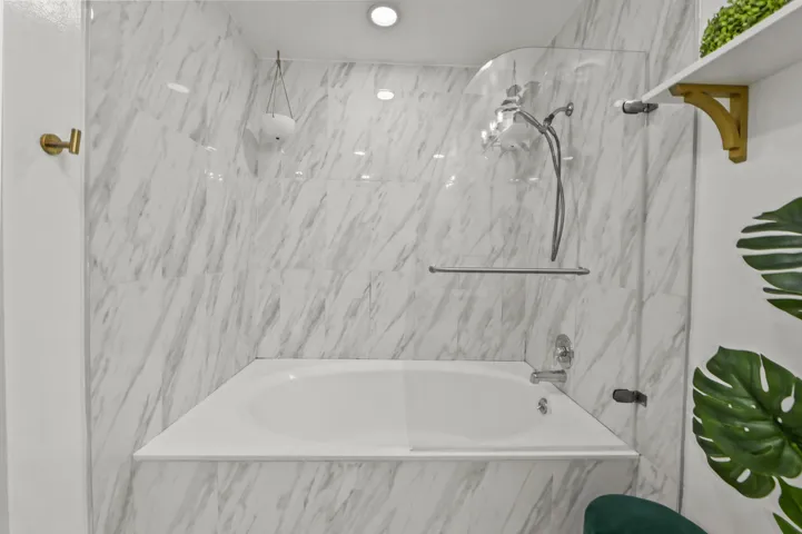 28 Bathroom 03