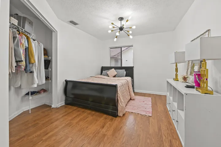 17 Bedroom 01
