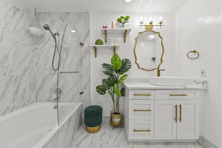 27 Bathroom 02