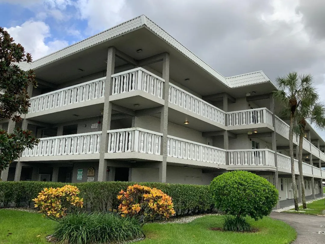 Second floor, second corner residence