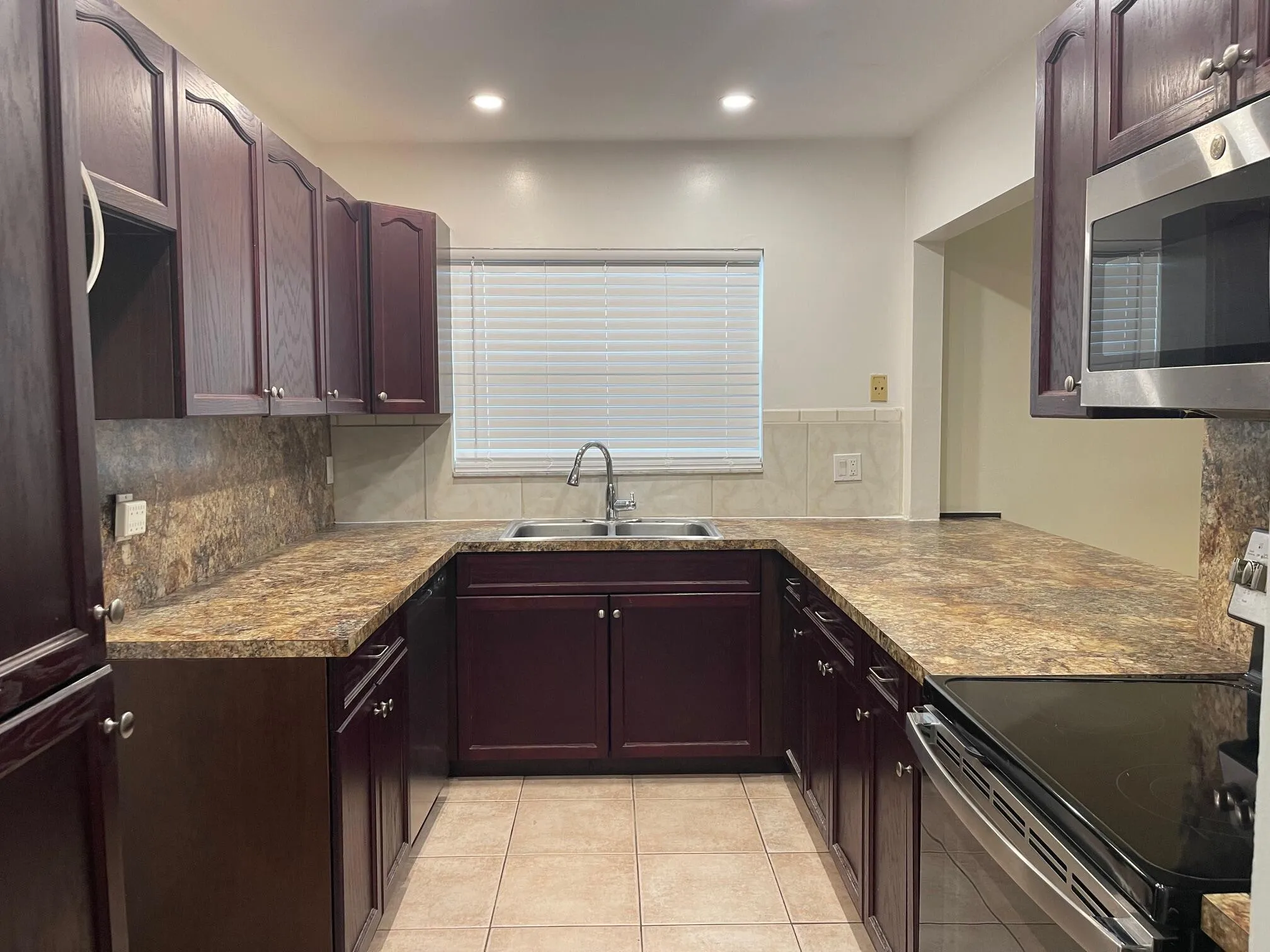 GOOD LOOKING KITCHEN