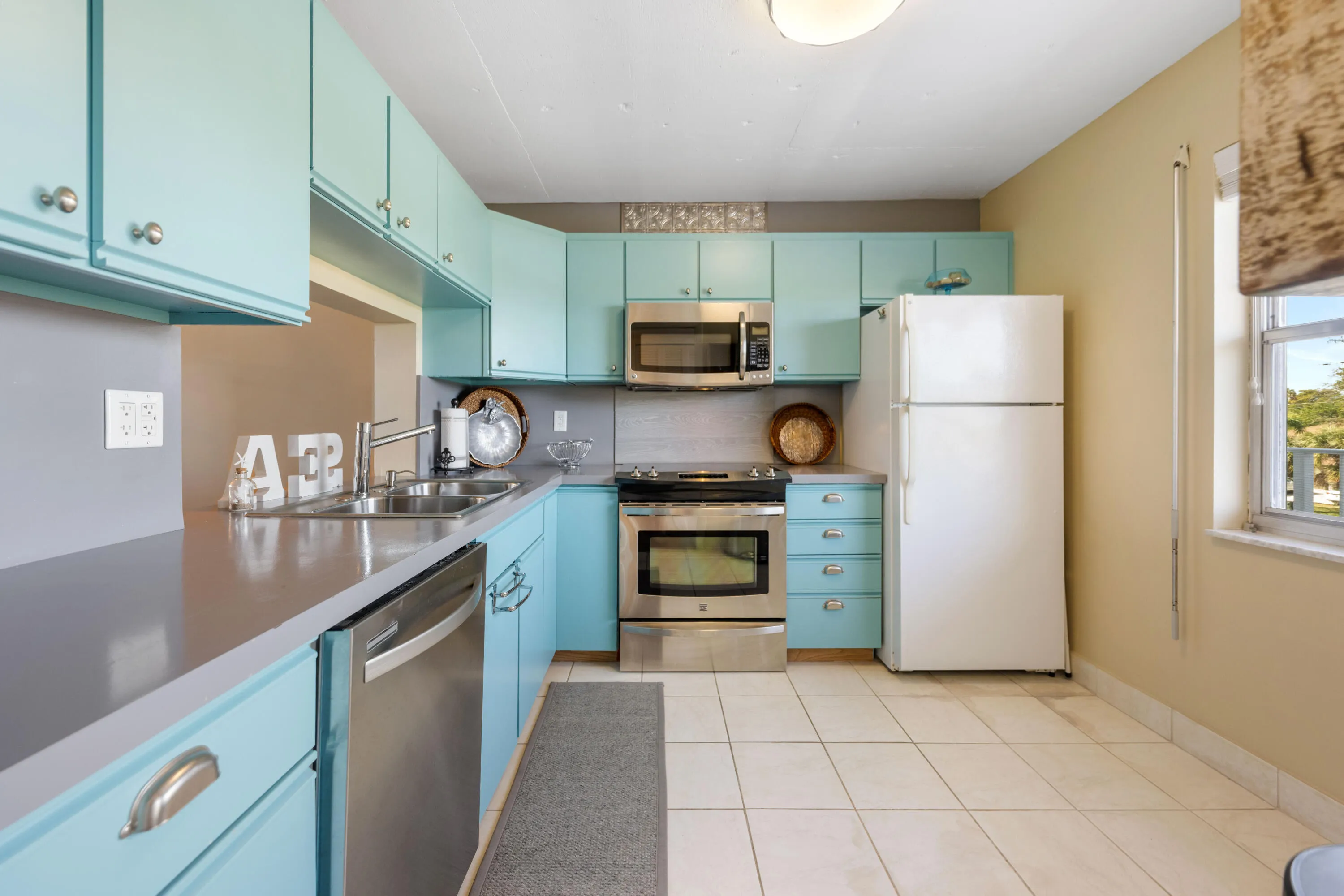 EAT IN KITCHEN