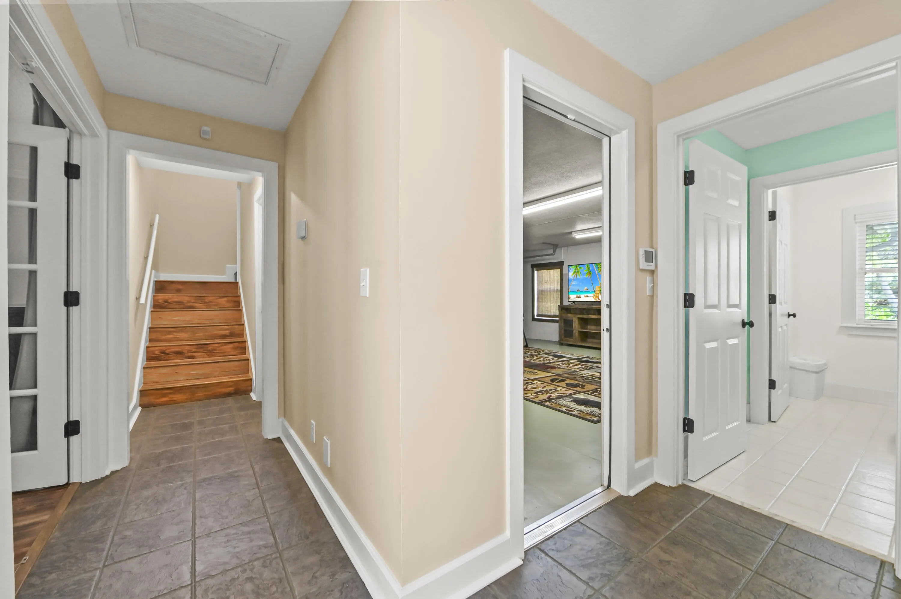 27 Hallway 01