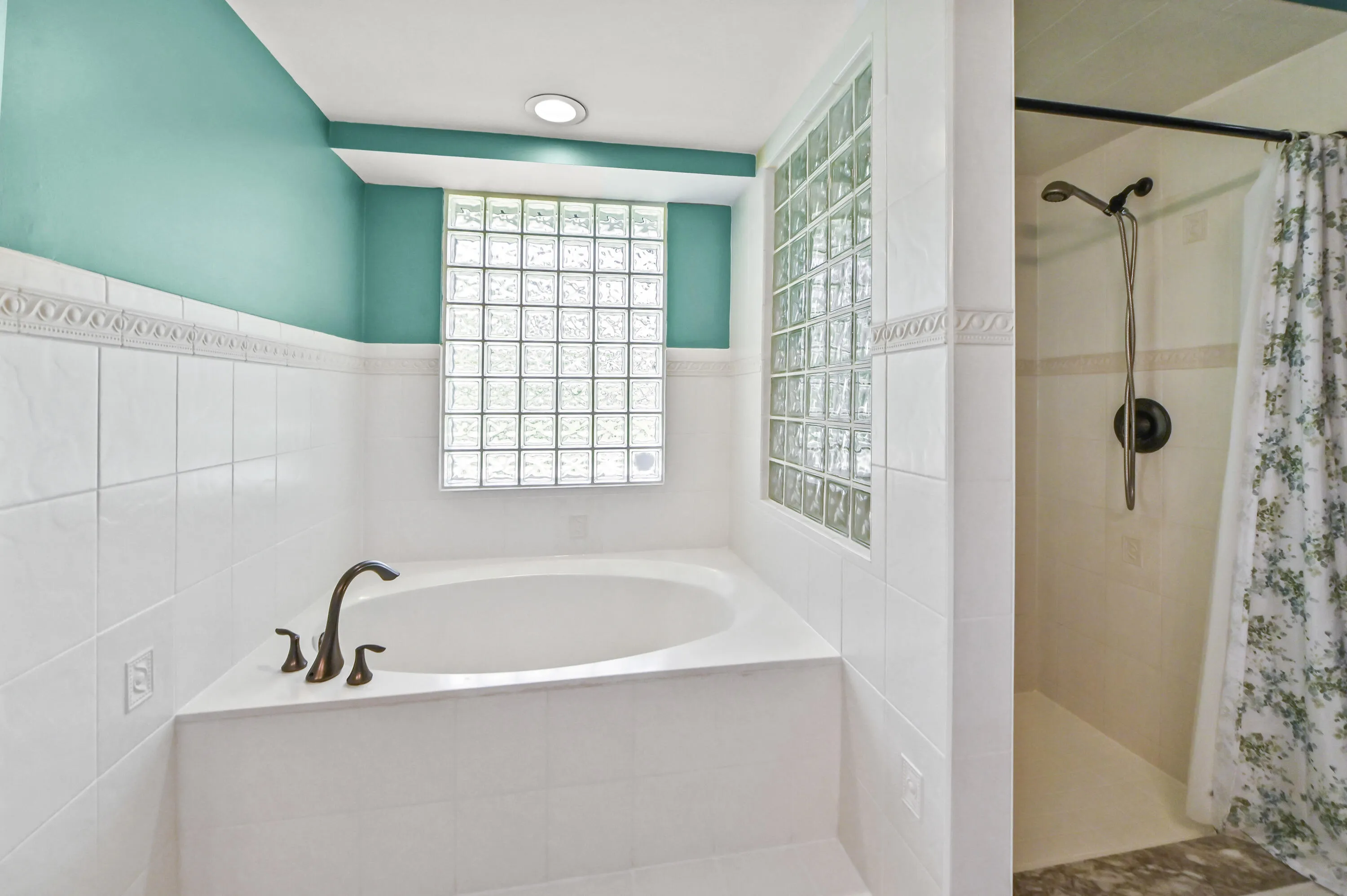 40 Bathroom 02