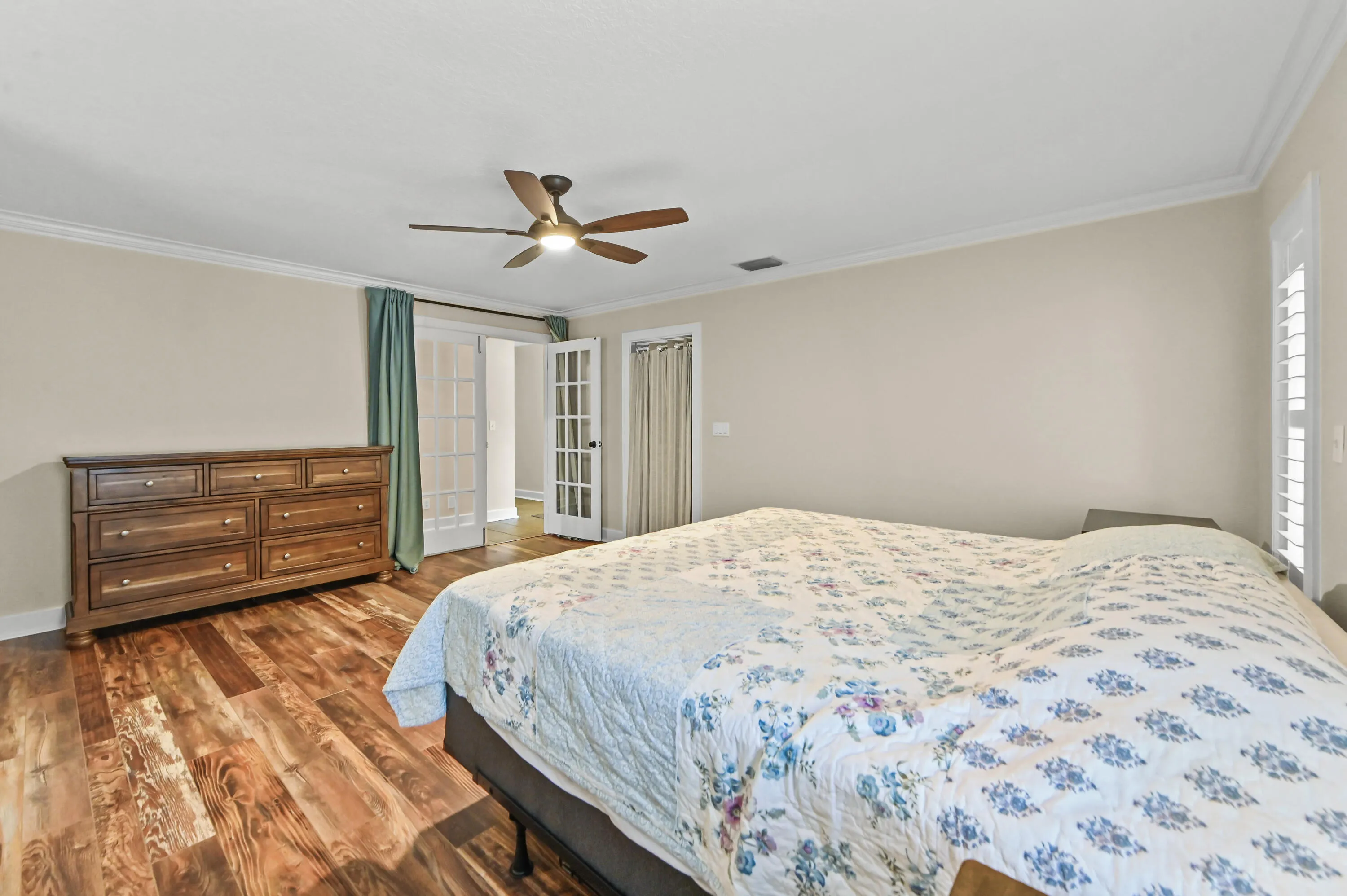 38 Bedroom 02