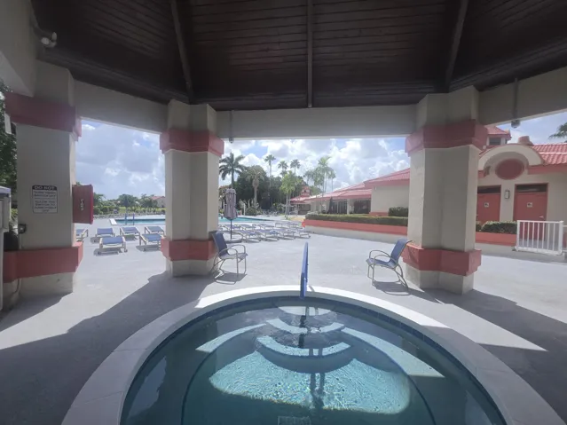 JACUZZI POOL VIEW