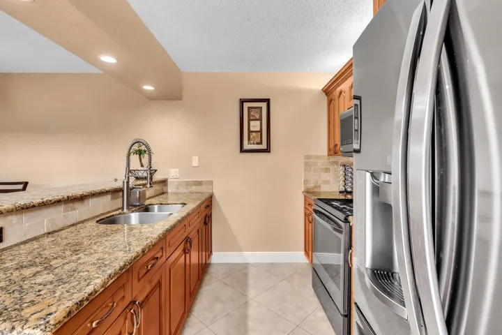 MORE COUNTERTOP WITH STAINLESS APPLIANCES