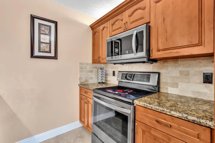 ALL WOOD KITCHEN CABINETS AND GRANITE COUNTERTOP WITH STONE BACKSPLASH