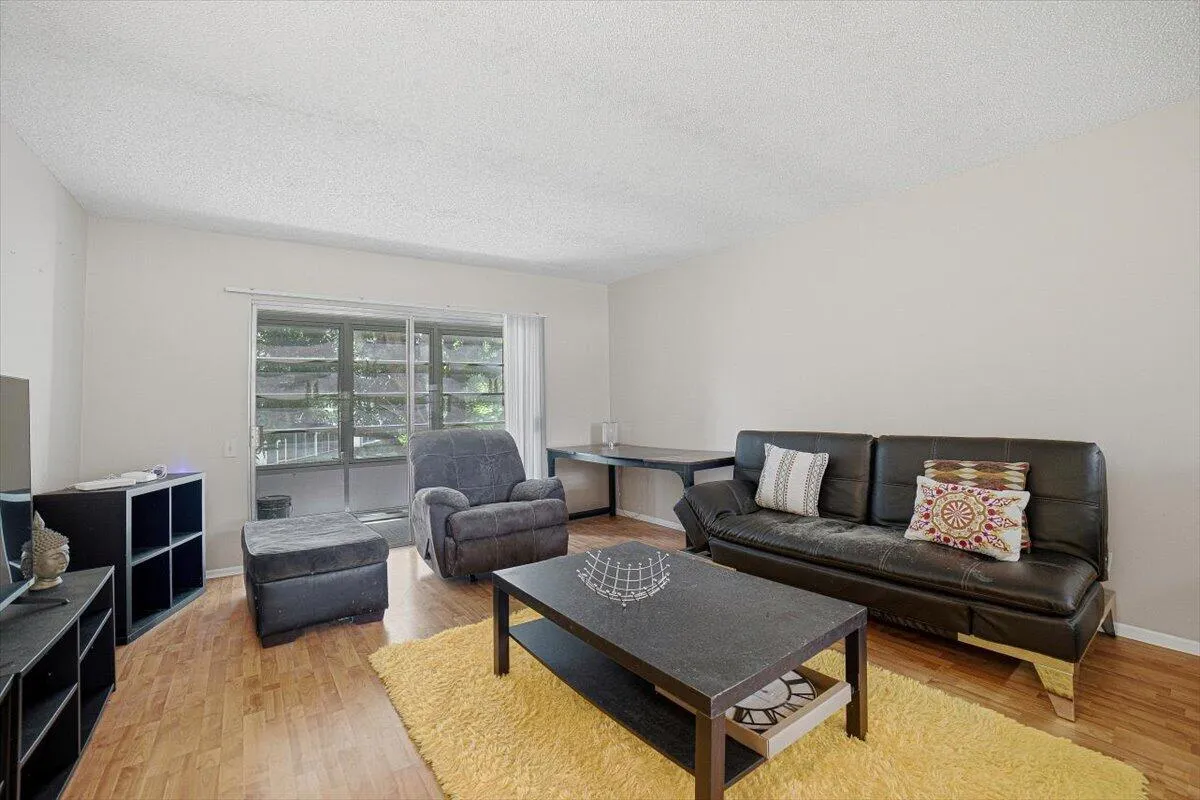 31-Livingroom-B