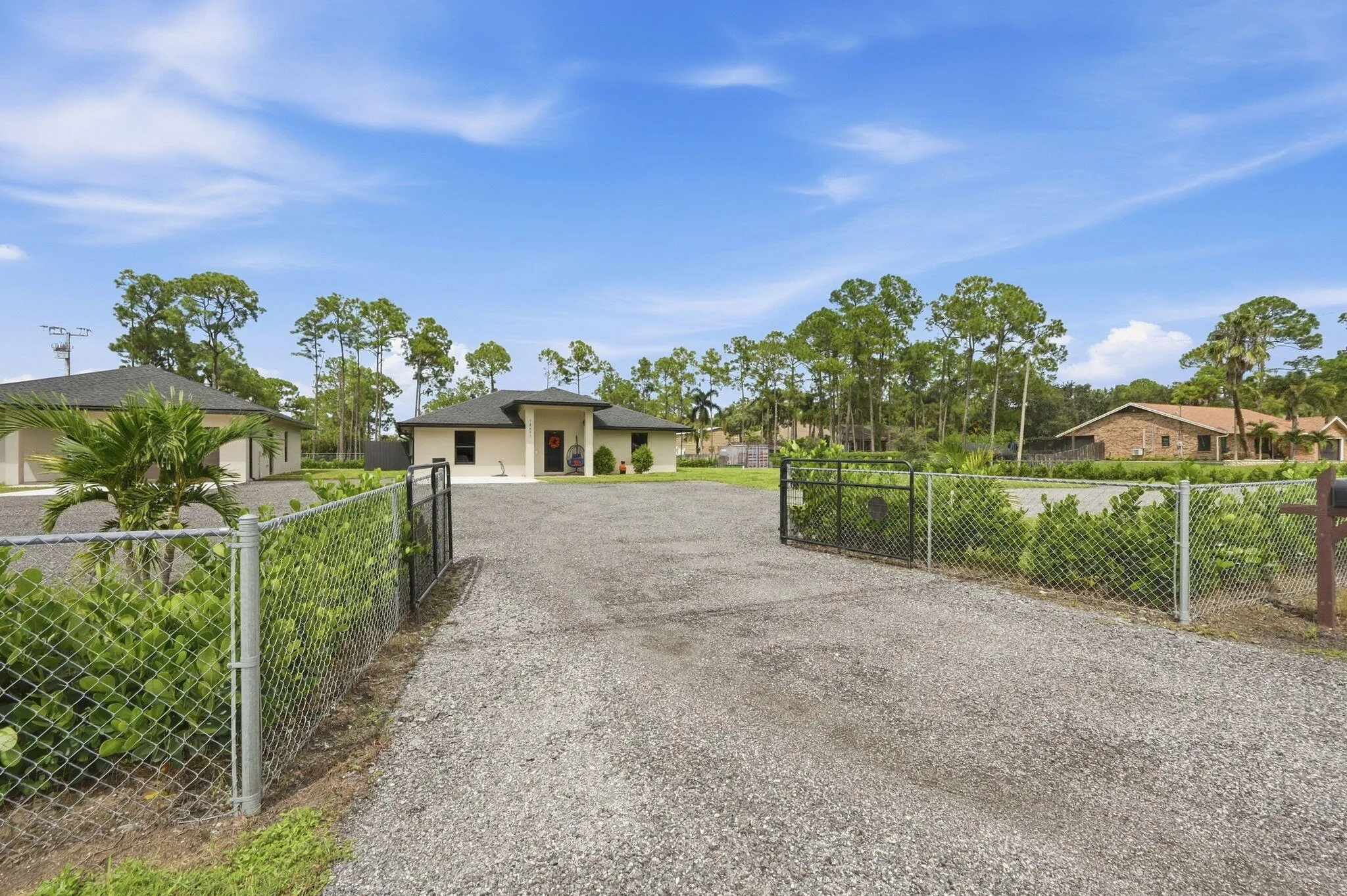 2-web-or-mls-18477_W_Sycamore_Dr_06257