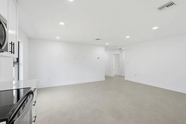 28-web-or-mls-18477_W_Sycamore_Dr_06377