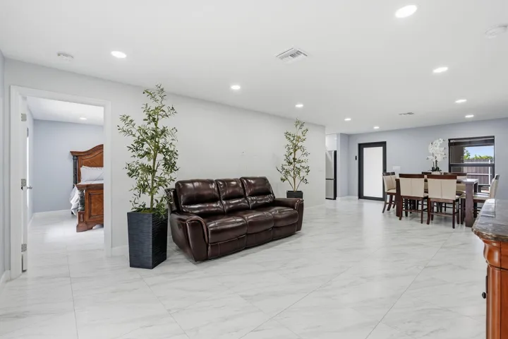 49-web-or-mls-18477_W_Sycamore_Dr_06476