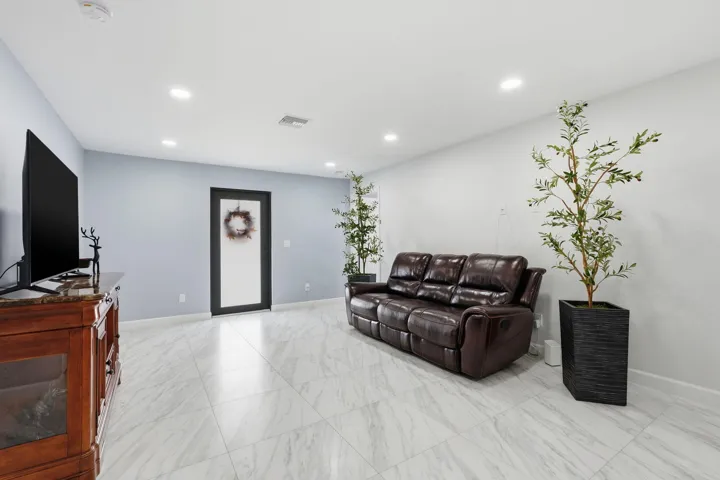 51-web-or-mls-18477_W_Sycamore_Dr_06482