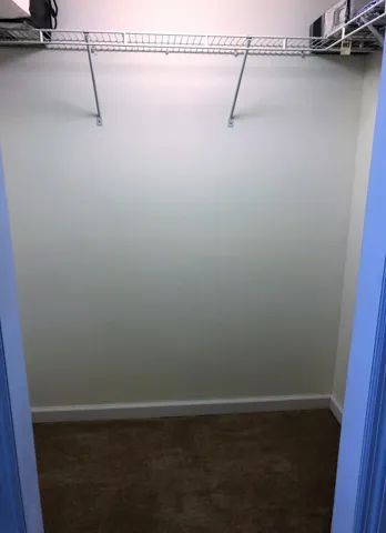 WALK IN CLOSET