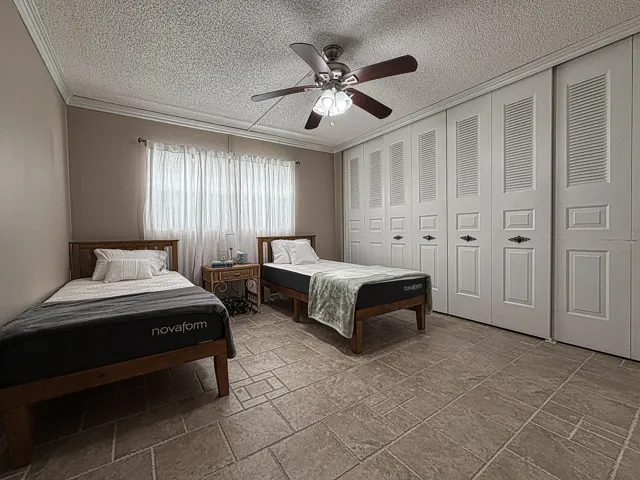 Guest bedroom / 2 twin beds