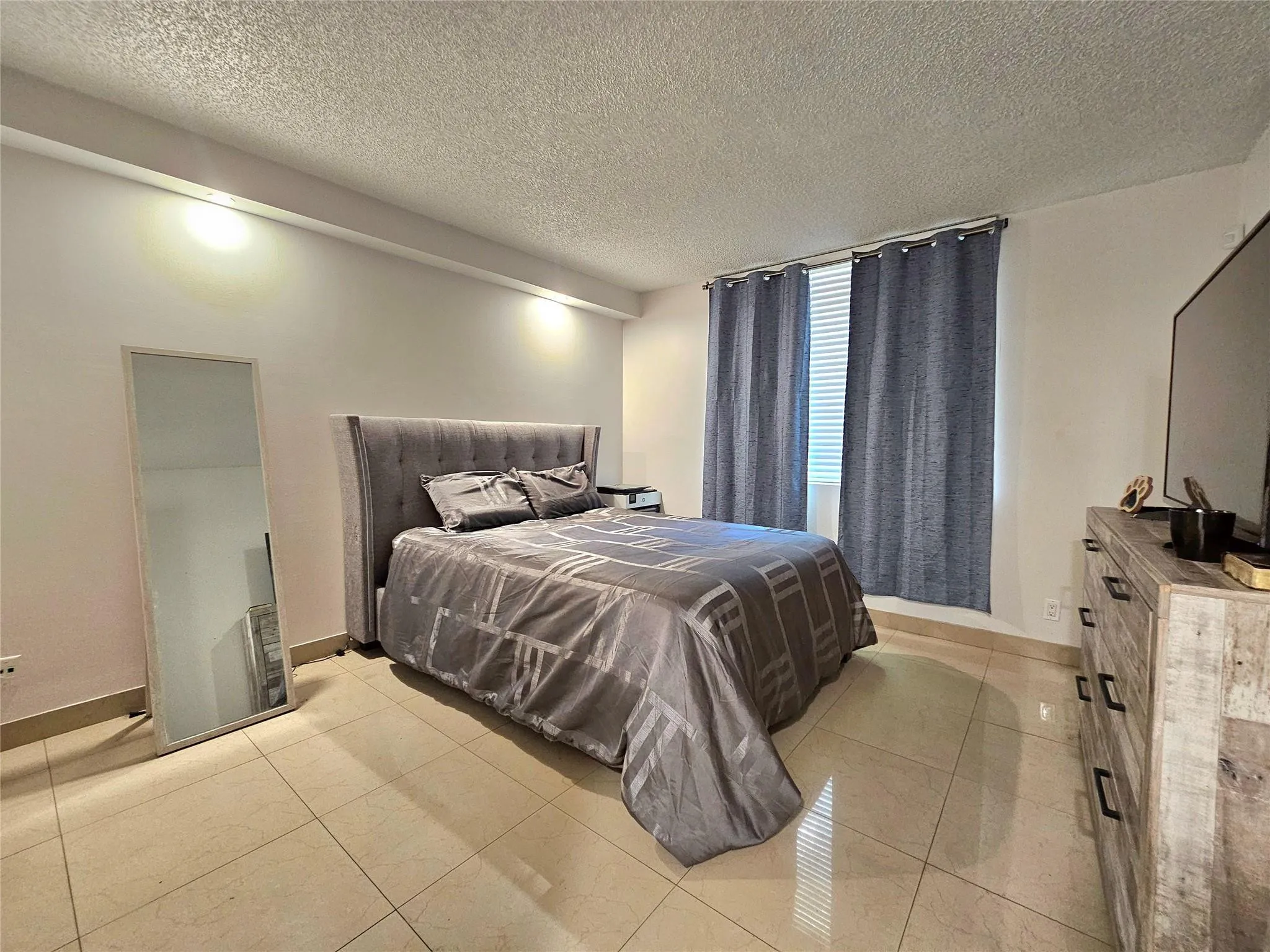 BEDROOM LARGE ENOUGH FOR A KING SIZE BED