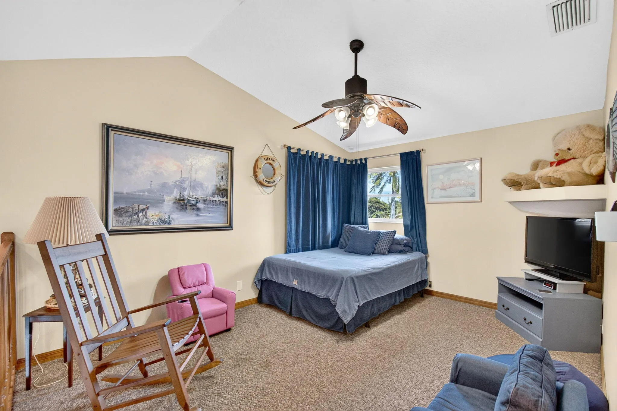 upstairs loft/bedroom