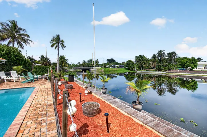 pool / lake access