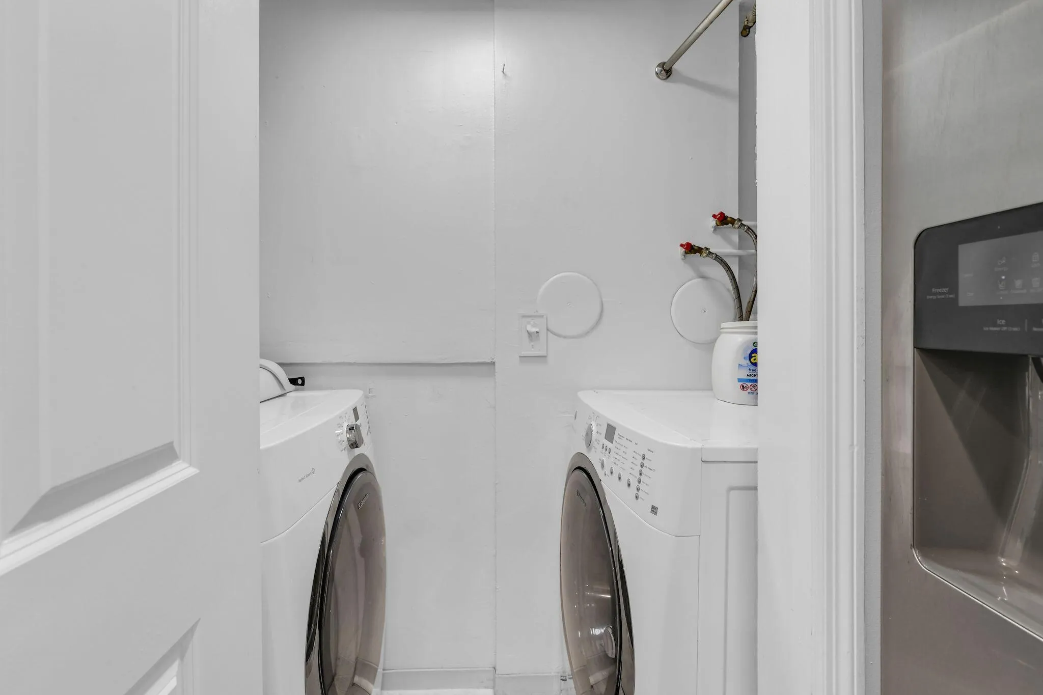 109 Washer- Dryer in unit