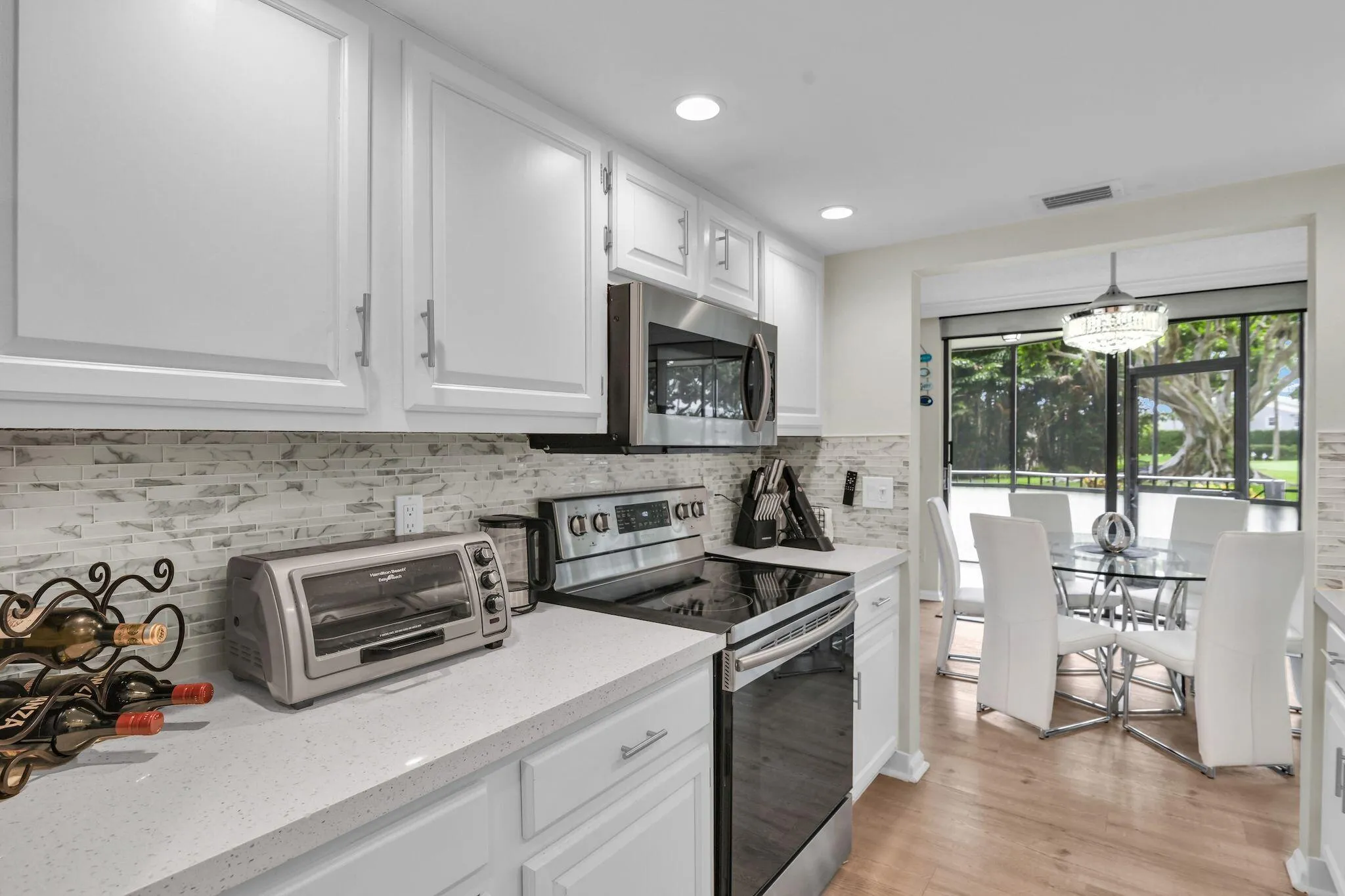 899 Jeffery 109 Kitchen 3