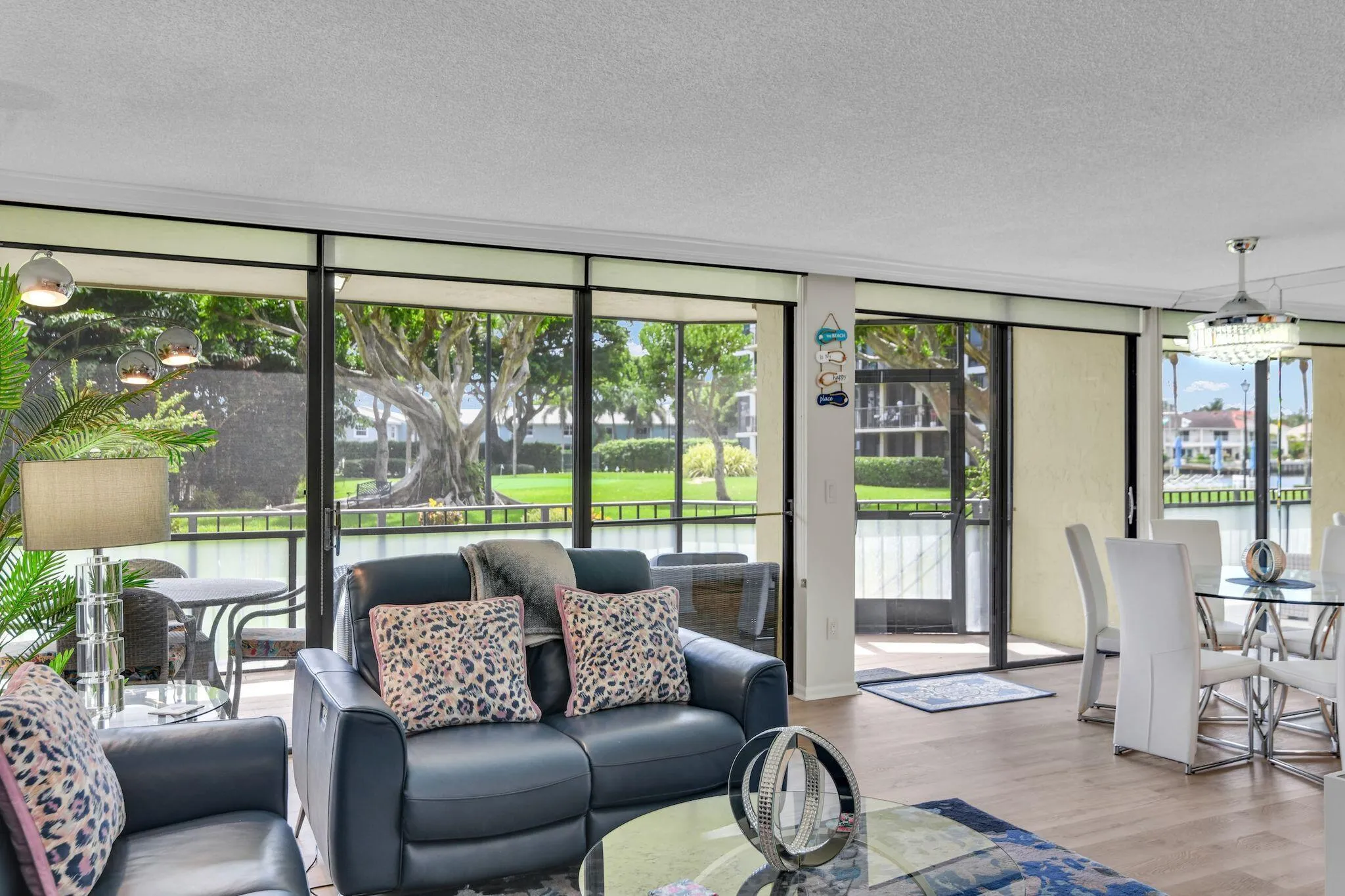 899 Jeffery 109 Living room 3
