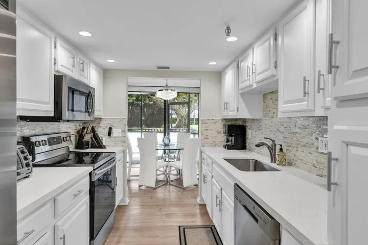 899 Jeffery 109 Kitchen 1