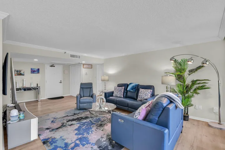 899 Jeffery 109 Living room 4